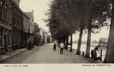 15021 Gezicht in de Dorpsstraat met bebouwing en een rij loofbomen te Vreeswijk uit het zuiden; met rechts de Vaartsche ...